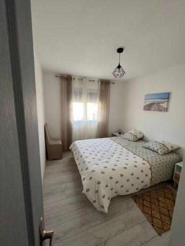 Ένα ή περισσότερα κρεβάτια σε δωμάτιο στο Appartement à 15 min des plages