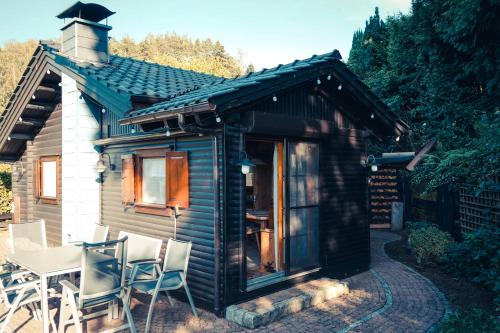 a small cabin with a table and chairs outside at Chalet Spessart in Dammbach