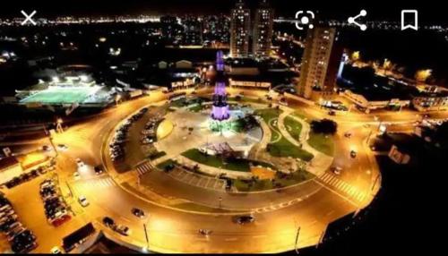 uma vista nocturna para um parque com uma fonte em Ap. Espetacular. À 5 minutos da praia. em Aracaju