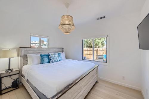 - une chambre avec un grand lit et 2 fenêtres dans l'établissement The Cosmopolitan Cottage, à Phoenix