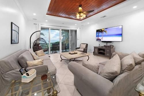 Ein Sitzbereich in der Unterkunft Paradise Retreat, A Tropical Oceanfront Villa