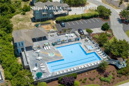 una vista dall'alto di una casa con piscina di The Taylor at Ships Watch a Duck