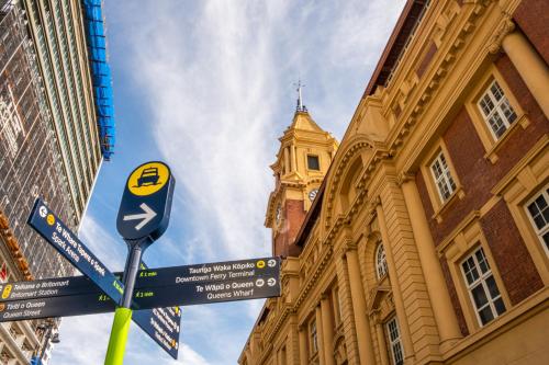 Um certificado, prêmio, placa ou outro documento exibido em Stunning Auckland Harbour Views