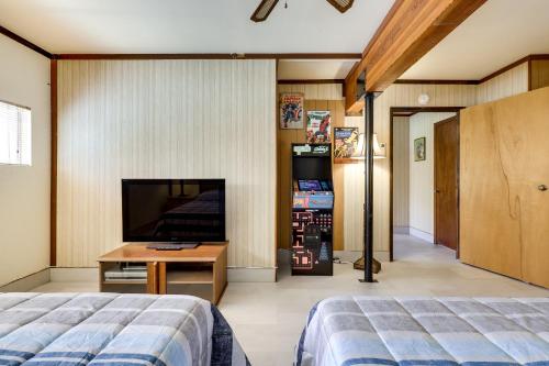 um quarto com uma televisão, uma cama e uma mesa em Vacation Rental 2 Mi to Clearlake Oaks Boat Launch em Clearlake Oaks