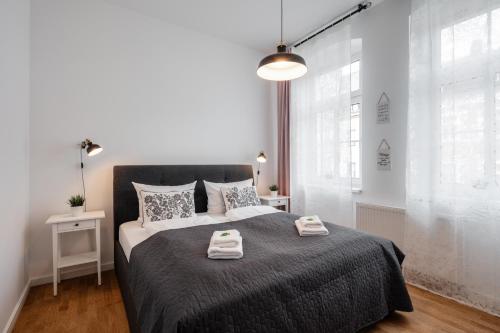 ein Schlafzimmer mit einem Bett mit zwei Handtüchern darauf in der Unterkunft Goethe Palais Suite Charlotte 4P l Lift I Parkplatz in Aue