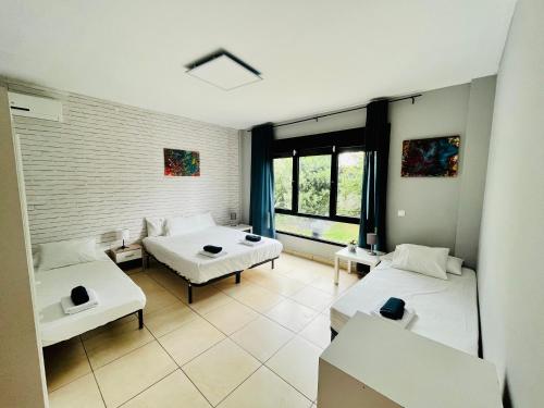 Cette chambre comprend 2 lits et une fenêtre. dans l'établissement El Sitio de Pepe, à Valdeaveruelo