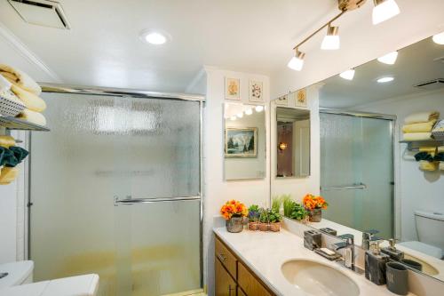 Et badeværelse på Golf Course View and Pool Access Palm Desert Condo