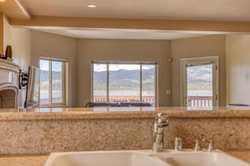 cocina con fregadero y espejo en 032 - Lakefront Village Escape - Meredith Lodging, en Big Bear Lake