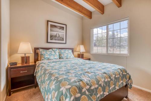 1 dormitorio con cama y ventana en 032 - Lakefront Village Escape, en Big Bear Lake