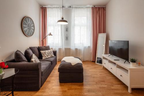 uma sala de estar com um sofá e uma televisão em Goethe Palais Suite Charlotte 4P l Lift I Parkplatz em Aue