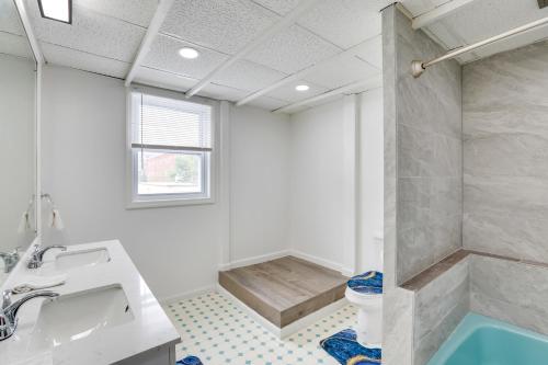 y baño con ducha, lavabo y aseo. en Pet-Friendly Atlantic City Apartment Near Beach!, en Atlantic City