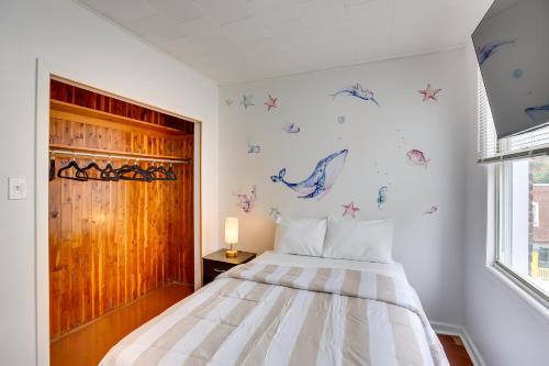 - une chambre avec un lit et une fenêtre dans l'établissement Pet-Friendly Atlantic City Apartment Near Beach!, à Atlantic City