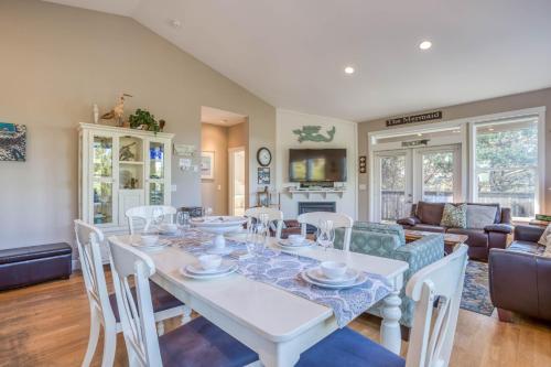a dining room with a white table and chairs at The Mermaid in Lincoln City