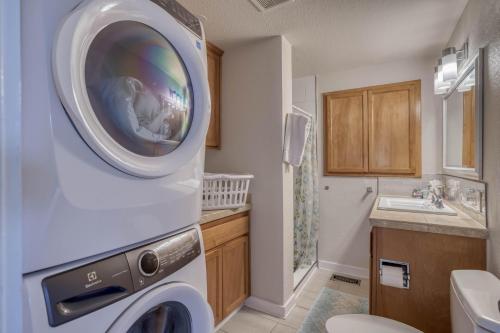 a laundry room with a washer and dryer at Star of the Sea in Lincoln City