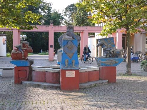 una estatua en medio de una calle en Wohnung Waldstadt-Zentrum en Karlsruhe