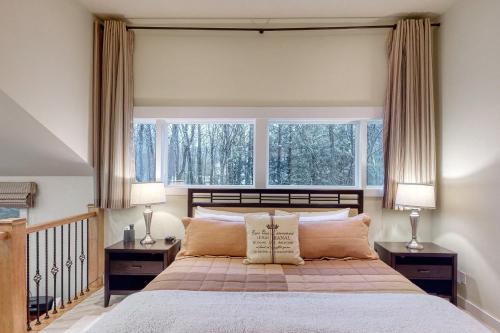 ein Schlafzimmer mit einem großen Bett mit zwei Lampen in der Unterkunft Club Sugarbush 31 32 in Warren