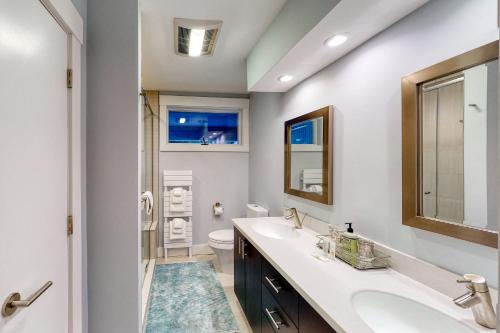 ein Badezimmer mit Waschbecken und Toilette in der Unterkunft Club Sugarbush 31 32 in Warren