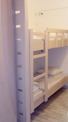 ein weißes Etagenbett in einem Zimmer in der Unterkunft Au petit bonheur in Sanary-sur-Mer