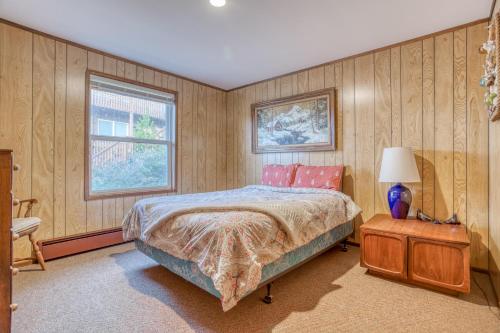 a bedroom with a bed and a table with a lamp at The Viking MCA 410 - Meredith Lodging in Manzanita
