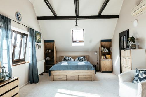 ein Schlafzimmer mit einem Bett mit einer blauen Decke in der Unterkunft Dům Nad Řekou in Znojmo