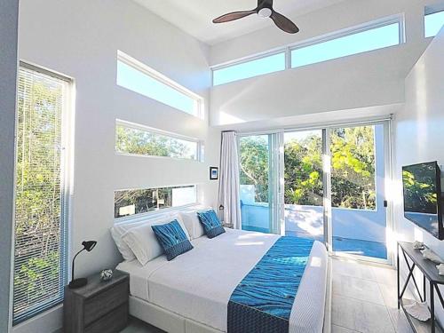 Una cama o camas en una habitación de Gracehaven Villas -Choose you own private villa with pool - 250 yds to Grace Bay beach
