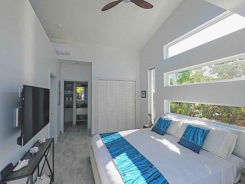 Una televisión o centro de entretenimiento en Gracehaven Villas -Choose you own private villa with pool - 250 yds to Grace Bay beach
