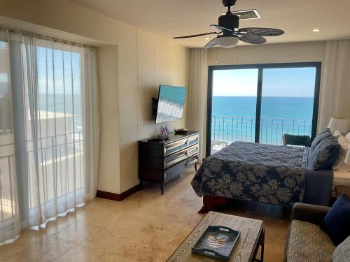 ハコにあるJaco Oceanfront Condo #1119 in a Luxury Resortのリビングルーム(ベッド付)が備わり、海の景色を望めます。