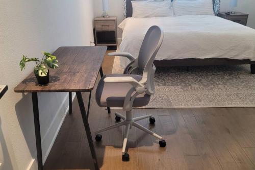 a desk with a chair next to a bed at The Alamo Riverwalk Pearl Modern 4 Bedroom Home in San Antonio