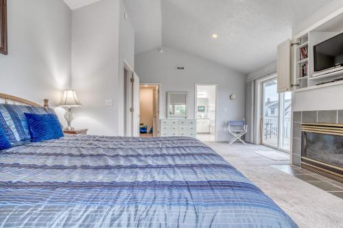 um quarto com uma cama grande e uma lareira em Sea-Renity em Lincoln City