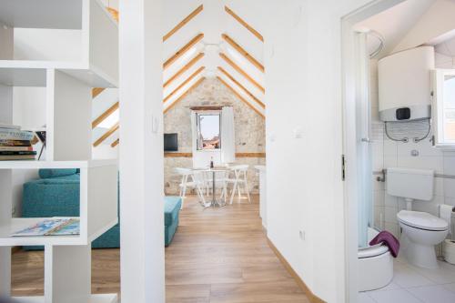 um quarto com paredes brancas e uma casa de banho com uma mesa em Tragos Lemon Tree em Trogir