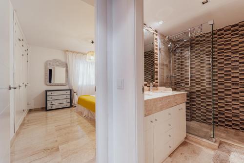 een badkamer met een wastafel en een douche bij Elviria beach in Marbella
