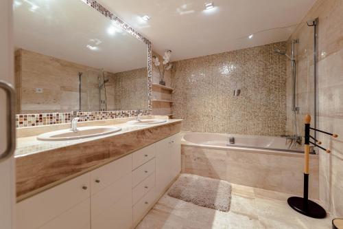 Elviria beach Award-Winning Stay photo 4