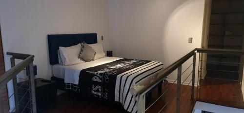 Cama o camas de una habitación en SuitesCentral