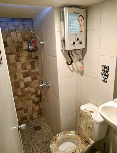 La petite salle de bains est pourvue de toilettes et d'un lavabo. dans l'établissement 4BR cijerah small enchanted, à Bandung