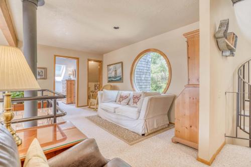 Χώρος καθιστικού στο Otter Rock Hideaway
