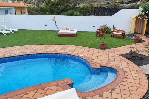 una pequeña piscina en un patio con patio en Estrella de Sal en Mazo