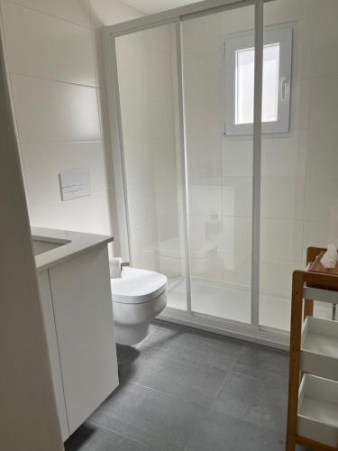 bagno bianco con servizi igienici e doccia di Moura House a Évora