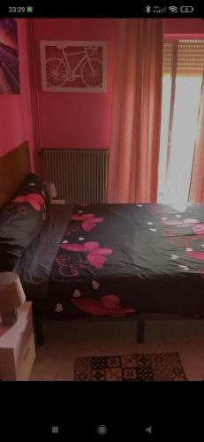 Un dormitorio con una cama con un edredón negro con flores. en CASA MORENO VUT, en Ávila