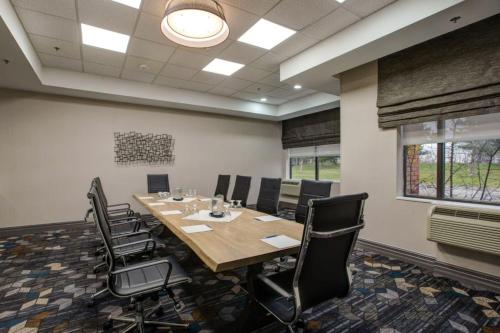 Four Points by Sheraton St. Catharines Niagara Suitesにあるビジネスエリアまたは会議室