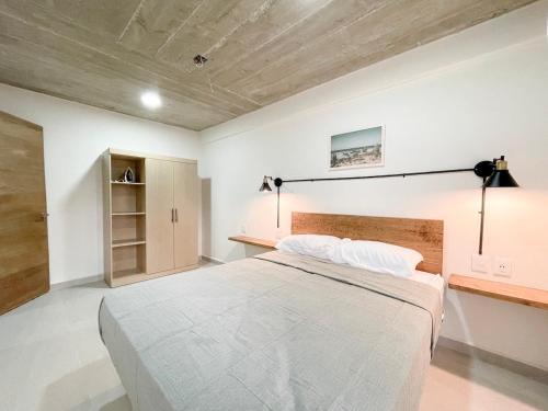 聖克魯斯瓦圖爾科的住宿－Rooms Huatulco，一间卧室,卧室内配有一张大床