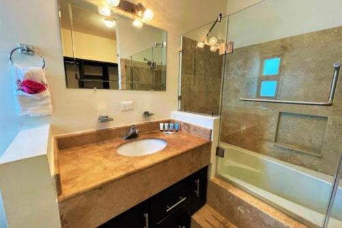 a bathroom with a sink and a shower at Apartamento en Cabo San Lucas México in Cabo San Lucas