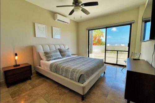 a bedroom with a bed and a ceiling fan at Apartamento en Cabo San Lucas México in Cabo San Lucas