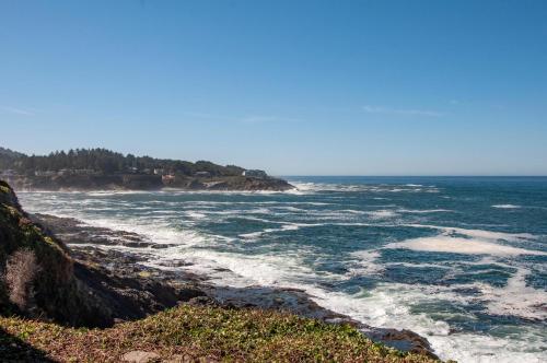 a view of the ocean from a cliff at Gardner Family House #1 in Depoe Bay