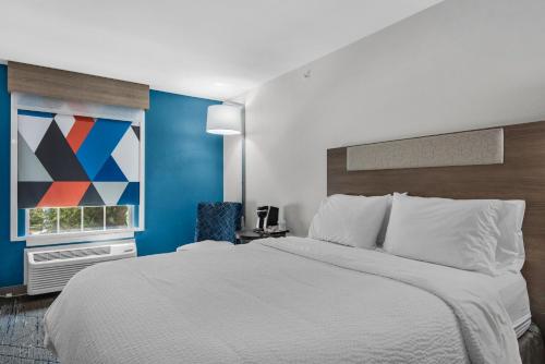 a bedroom with a large bed and a window at Holiday Inn Express Destin E - Commons Mall Area by IHG in Destin