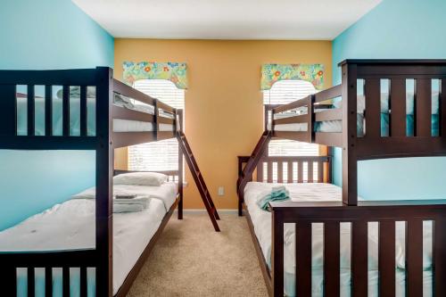2 beliches num quarto com paredes azuis e amarelas em Spacious Jacksonville Vacation Home - Private Pool em Jacksonville