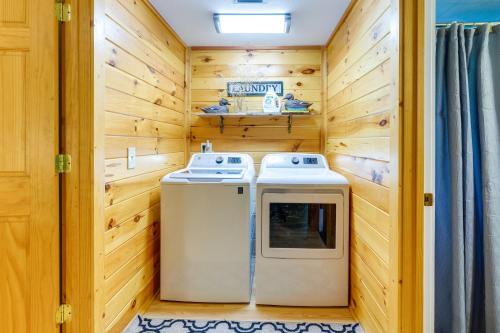 Kuchyňa alebo kuchynka v ubytovaní Cozy Creekside Cabin with Fire Pit and Views!