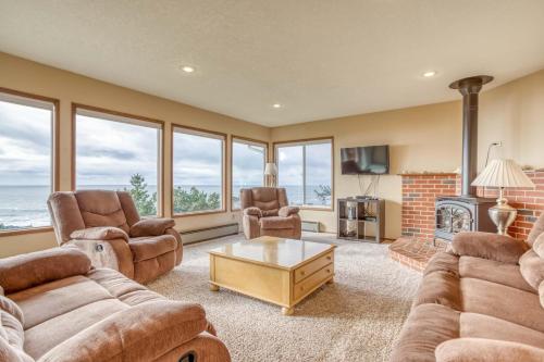 a living room filled with furniture and a fireplace at Hillside House in Lincoln City