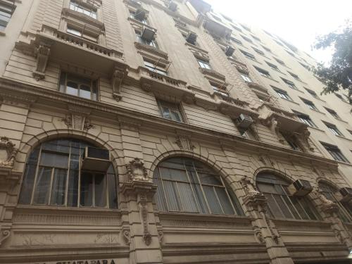 a tall building with many windows on the side of it at Ótimo Apto Centro SP Tudo a Pé in Sao Paulo