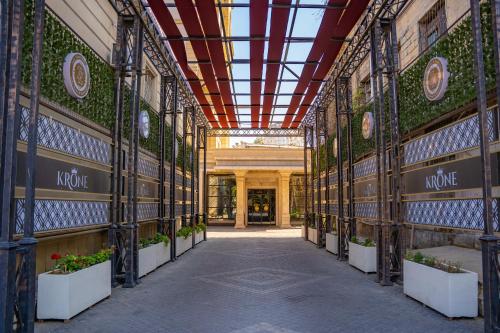 un pasillo en un edificio con plantas en las paredes en The Krone en Baku