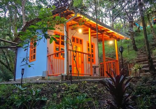 a tiny house in the woods at ENCANTO Minicasitas en medio de la naturaleza in Santa Elena